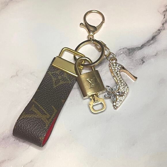 Louis Vuitton Lock & Key #320 w/ Handmade LV Canvas Loop & Shoe Charm Keychain - Picture 5 of 6